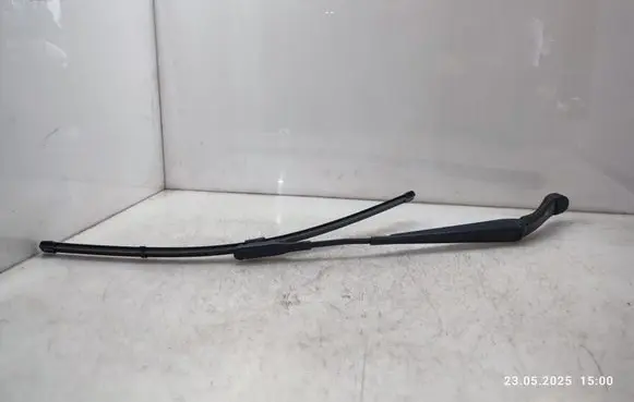 Volvo XC90 Front wiper blade arm