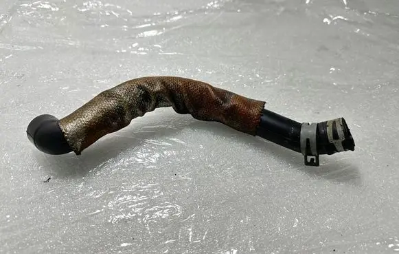 Volkswagen PASSAT B5.5 Breather hose/pipe 059103221D