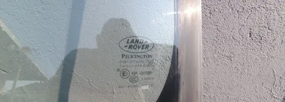Land Rover Discovery 3 - LR3 Front windscreen/windshield window 
