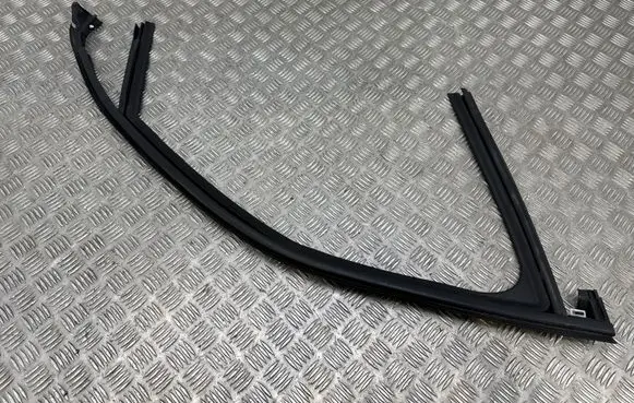 Opel Mokka X Rubber seal front door window/glass 9834497080