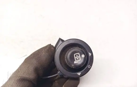 Land Rover Discovery 3 - LR3 Wing mirror switch 03930351