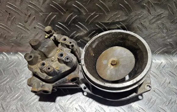 Audi 100 200 5000 C3 Fuel distributor 0438120185 035133353AB