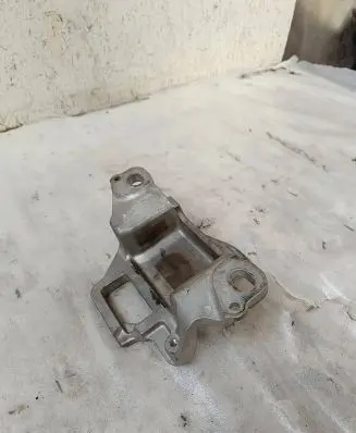 Mazda CX-30 Engine mounting bracket Aj2-2