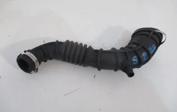 Renault Clio III Air intake duct part 8200500383