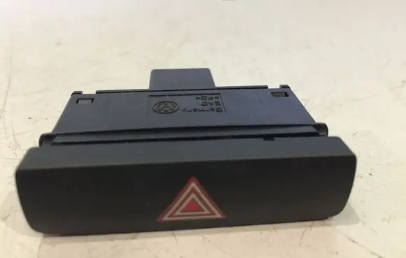 Volkswagen PASSAT B7 Hazard light switch 3AA953509A