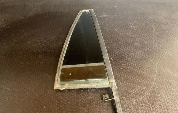 Volvo XC90 Rear vent window glass E000199 DOT602M3240AS2