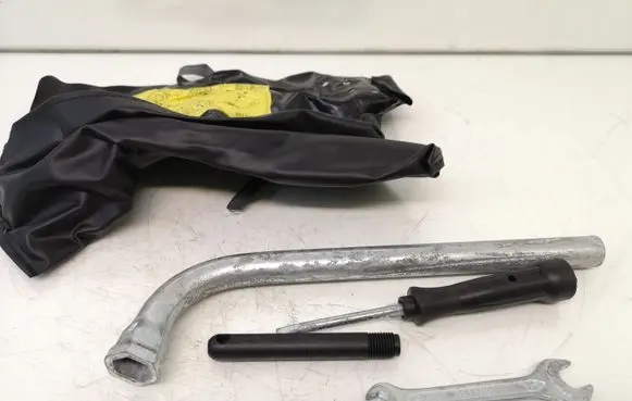 Volkswagen PASSAT B5.5 Tool set 893010026E 4D0012219A