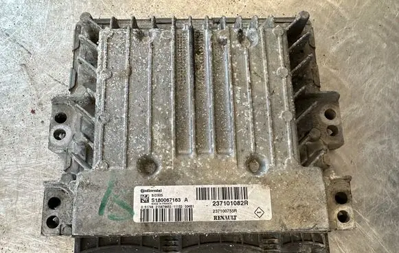 Nissan Juke I F15 Engine control unit/module 237101082R 237100755R