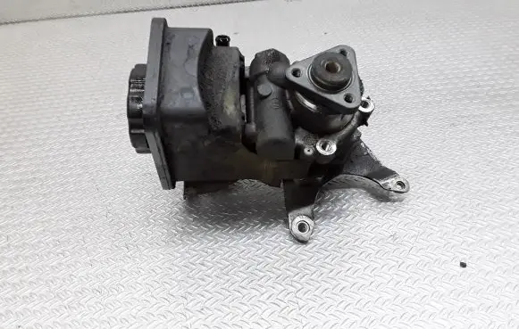 BMW 3 E46 Power steering pump 6756575