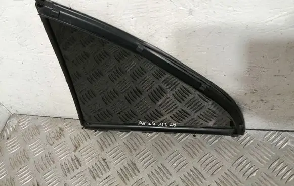 Toyota Avensis T250 Rear vent window glass 6818805030