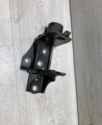 Toyota Yaris Engine mounting bracket