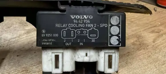 Volvo S70 V70 V70 XC Coolant fan relay 9442934
