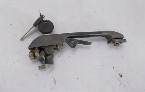 Volkswagen Polo II 86C 2F Front door exterior handle 
