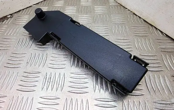 Mercedes-Benz S W221 Fuse box cover A2215460335