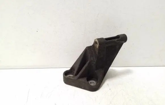 Nissan X-Trail T30 Engine mounting bracket