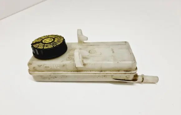 Brake fluid reservoir