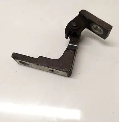 Volkswagen Touareg I Front door upper hinge 7L0831402A