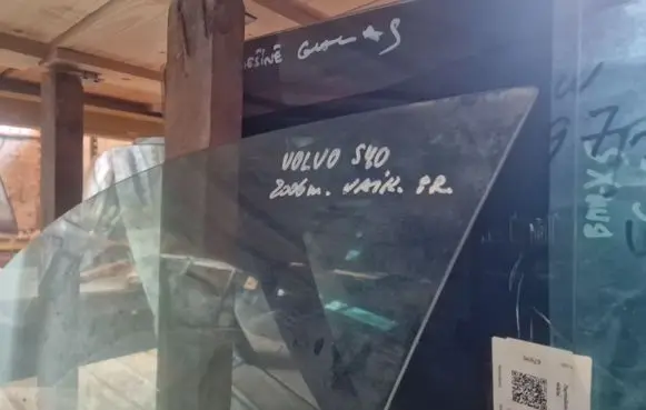 Volvo V50 Front door window glass four-door