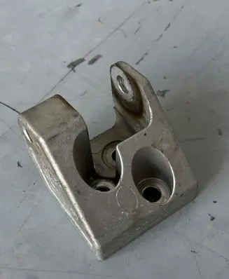 Engine mounting bracket