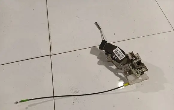 Peugeot 107 Front door lock