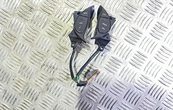 Steering wheel buttons/switches