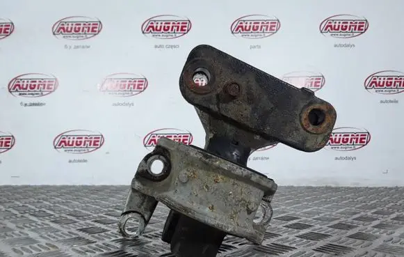 Honda CR-V Engine mount bracket