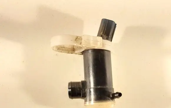 Subaru Legacy Windscreen/windshield washer pump 904204