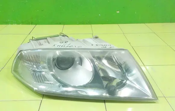 Skoda Octavia Mk2 (1Z) Headlight/headlamp PRZOD