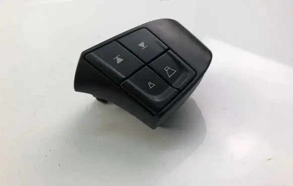Steering wheel buttons/switches