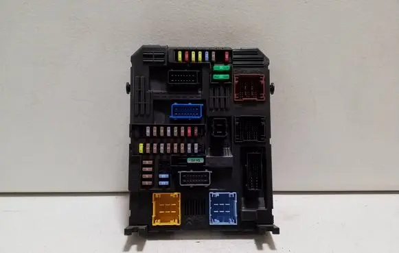 Peugeot Expert Fuse module 9819851280