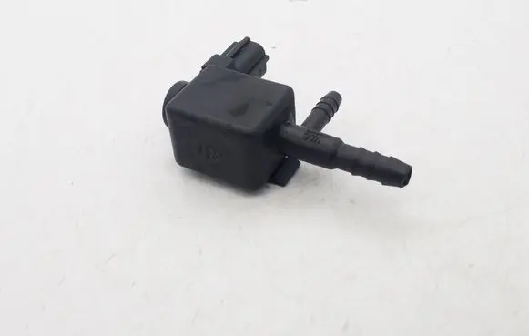 Ford Mondeo Mk III Vacuum valve 1S719C915AA