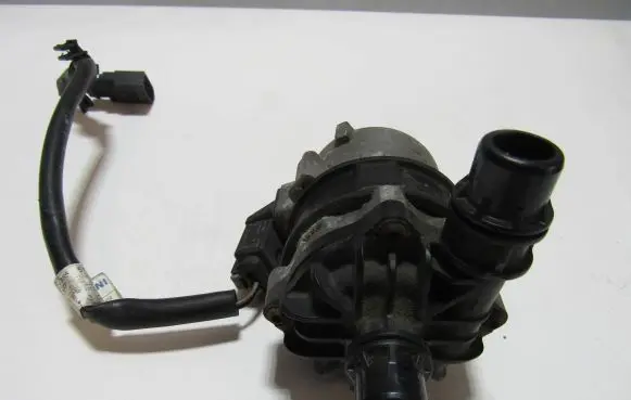 Mercedes-Benz A W176 Water pump A0005001986