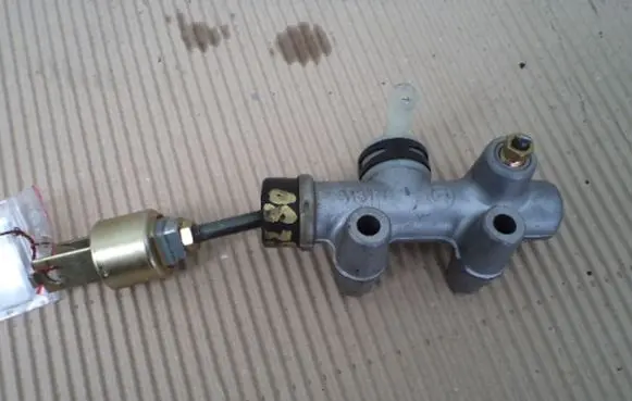 Toyota Previa (XR30, XR40) II Clutch master cylinder
