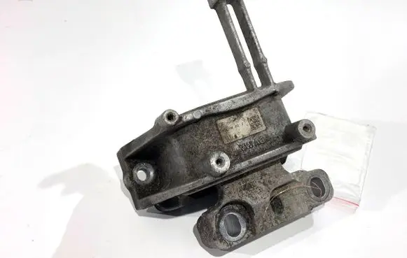 Engine mount vacuum valve