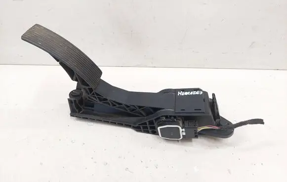 Accelerator throttle pedal