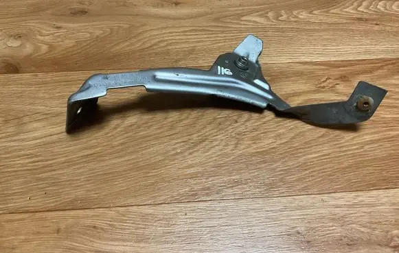 BMW 5 E60 E61 Fender mounting bracket 7161451 179920
