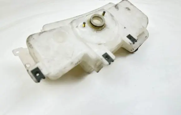 Mitsubishi Pajero Windshield washer fluid reservoir/tank