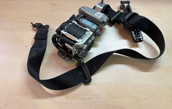 Mercedes-Benz E W212 Front seatbelt 610035800D