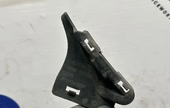 Mercedes-Benz E W212 Front bumper mounting bracket A2128850924