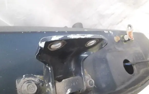 Hyundai Lantra II Rear door lower hinge