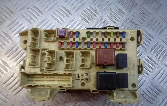 Toyota Avensis Verso Fuse box cover 89221-44030