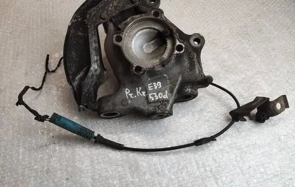 Front wheel hub spindle knuckle