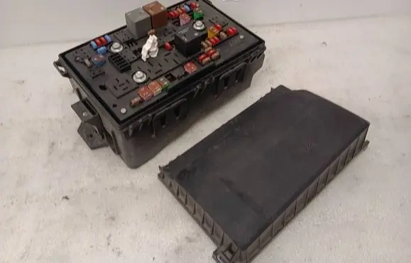 Chevrolet Volt I Fuse module 22753454 20085000