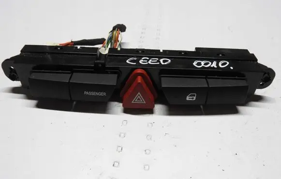KIA Ceed Hazard light switch 937001H005