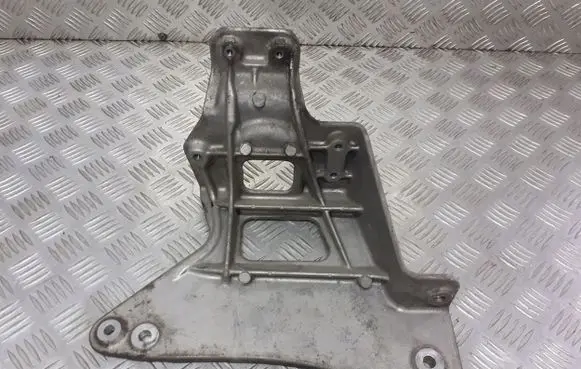Nissan Almera N16 Engine mounting bracket
