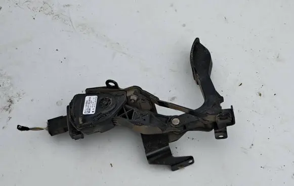 Accelerator throttle pedal