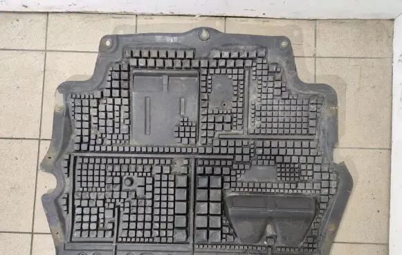 Volkswagen PASSAT CC Engine splash shield/under tray 3C0825237H