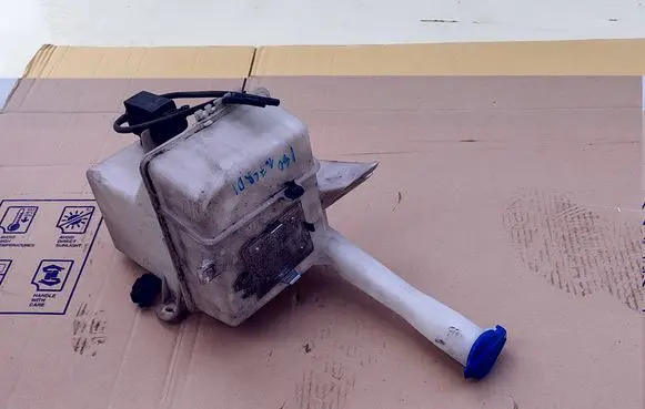 Windshield washer fluid reservoir/tank