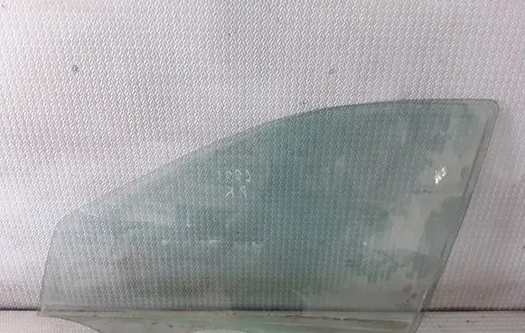 Mercedes-Benz C W203 Front door window glass four-door