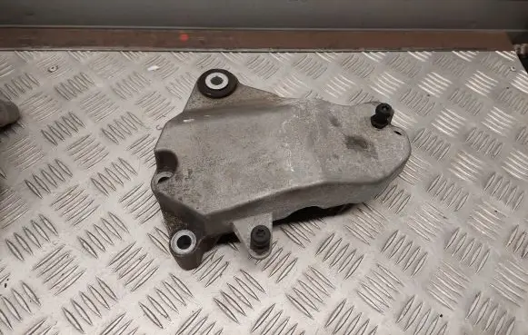 Mercedes-Benz GLA W156 Engine mounting bracket A2702230002